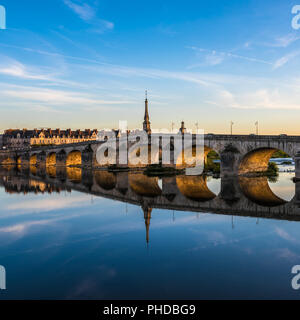 Jacques-Gabriel Brücke über die Loire in Blois, Frankreich Stockfoto