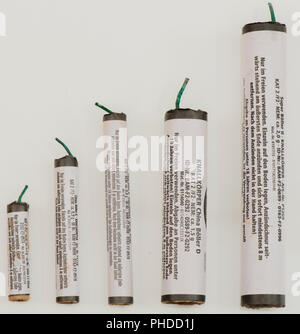 Feuerwerkskörper auf weißem Hintergrund fotografiert. Stockfoto