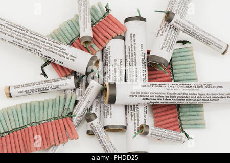 Feuerwerkskörper auf weißem Hintergrund fotografiert. Stockfoto