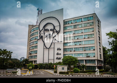 Eisernes Wandgemälde des revolutionären Führers Fidel Castro an der Fassade der Büros der Kommunikationsministerien. Stockfoto