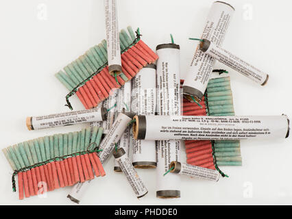 Feuerwerkskörper auf weißem Hintergrund fotografiert. Stockfoto