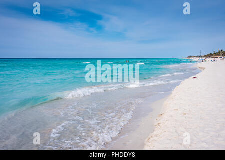 Varadero, Kuba/März 17, 2016: Obwohl das Resort Bereiche mit Sonnenanbeter voll sein kann, viel von der lange Strand von Varadero bleibt leer und schön Stockfoto