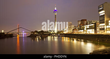 Medien Hafen mit Rhein Tower bei Nacht, Düsseldorf, Nordrhein-Westfalen, Deutschland, Europa Stockfoto