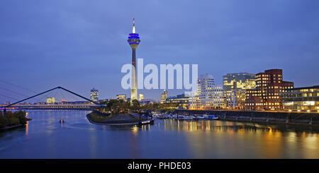 Medien Hafen mit Rheinturm am Abend, Düsseldorf, Nordrhein-Westfalen, Deutschland, Europa Stockfoto