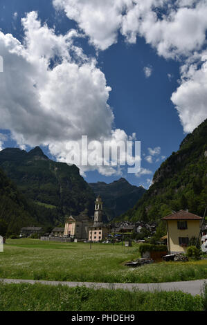 Bergdorf Sonogno auf Verzasca Tal Stockfoto