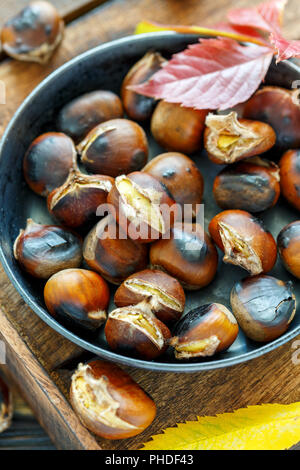 Kastanien braten in einer Pfanne Nahaufnahme. Stockfoto