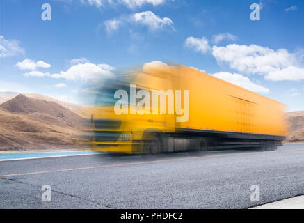 Für schwere Lkw auf der Straße Stockfoto