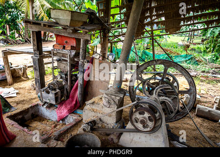 Die Schale von Reis Maschine neben einem Bauernhof im Camboida von Siem Reap. Nach dem Trocknen Sie den Reis dieser Maschine benutzt wird aus der Schale zu nehmen. Stockfoto