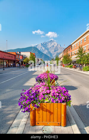 BANFF, Kanada - 20.August 2018: der Banff Avenue in Banff National Park mit Cascade Mountain im Hintergrund. Die berühmte Stadt ist bekannt für ihre Pro Stockfoto