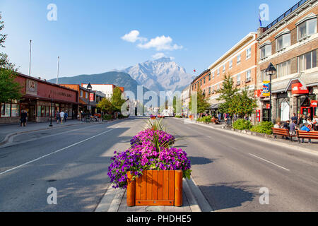 BANFF, Kanada - 20.August 2018: der Banff Avenue in Banff National Park mit Cascade Mountain im Hintergrund. Die berühmte Stadt ist bekannt für ihre Pro Stockfoto