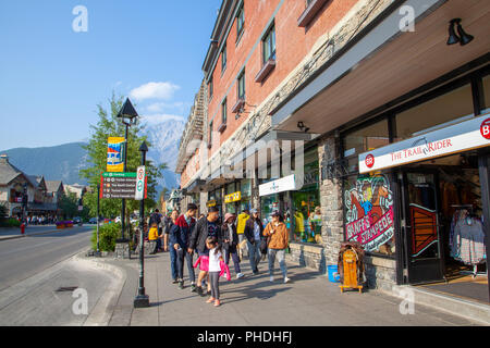 BANFF, Kanada - 20.August 2018: Besucher gehen auf der Banff Avenue im Banff National Park in Alberta, Kanada. Die berühmte Stadt ist für seine Prox renommierte Stockfoto