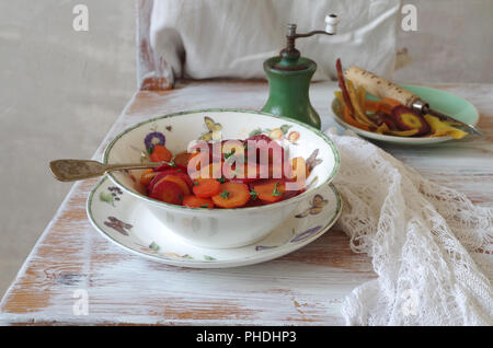 Gebratene bunte Karotten mit Zitrone und Thymian Stockfoto