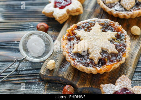 Törtchen mit getrockneten Früchten, Orange Marmelade und Muttern. Stockfoto