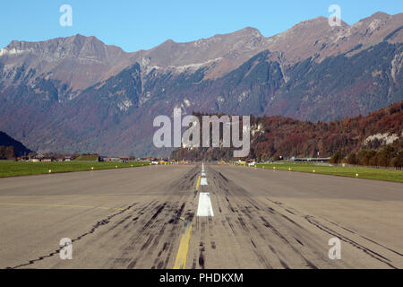 Start- und Landebahn des Flughafens in Meiringen, Schweiz Stockfoto