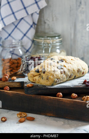 Stollen auf einer bemehlten Brett. Stockfoto