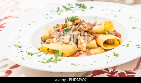 Italienische Paccheri Pasta mit Schwertfisch Stockfoto