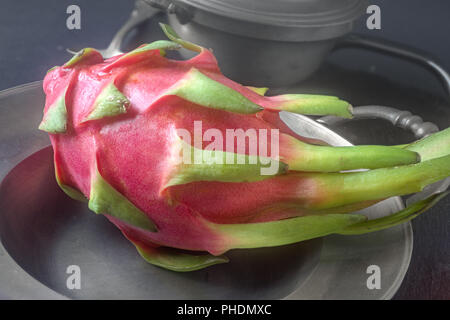 Dragon Obst im Zinn Schüssel Stockfoto