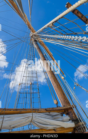 Gefaltete Segel und Mast auf einem alten Segelschiff Stockfoto