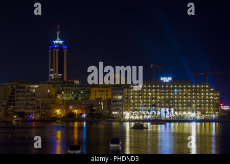 St. Julian's, Malta Nacht Blick auf die Bucht. Stockfoto