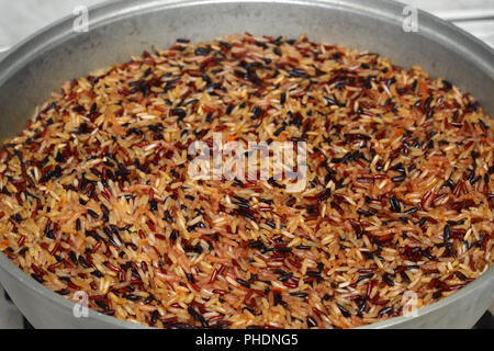 Pilav von farbigen Reis wird im Kessel gekocht Stockfoto