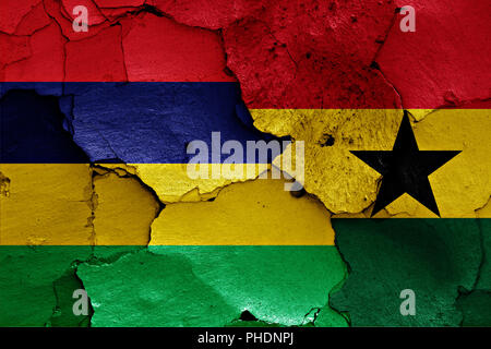 Flagge von Mauritius und Ghana malte auf Risse an der Wand Stockfoto