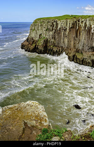 Klippe über Meer und Wellen Stockfoto