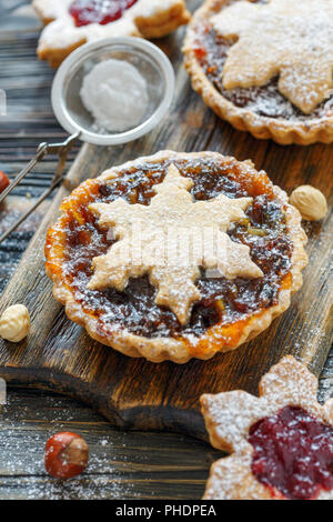 Törtchen mit getrockneten Früchten, Orange Marmelade und Muttern. Stockfoto