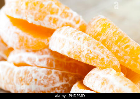 Kleine Segmente von Juicy orange Mandarine, die sich für Desserts, closeup geschält Stockfoto