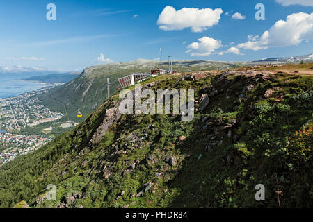 Berge und Seilbahn in Tromsø, Norwegen Stockfoto