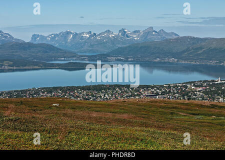 Auf die Berge und den Fjord in Tromsø, Norwegen Stockfoto