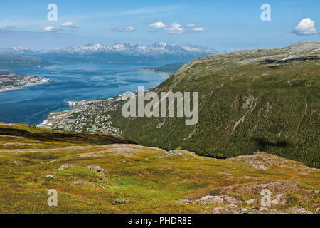 Auf die Berge und den Fjord in Tromsø, Norwegen Stockfoto