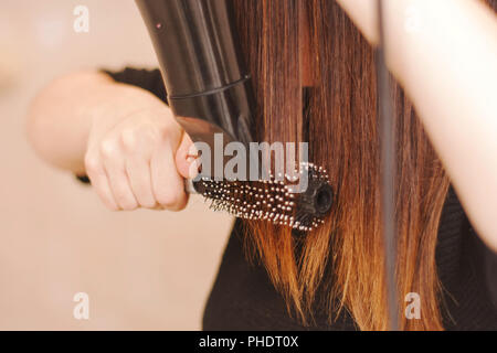 Frau ihr Haar trocknen Stockfoto