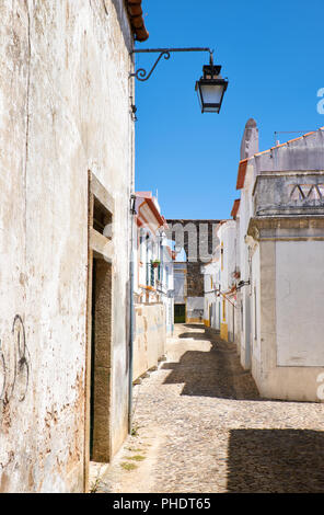Der Blick auf gemütlichen Gasse von Evora. Portugal Stockfoto
