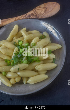 Finger - geformte Kartoffelknödel, schwäbische Spezialität Stockfoto