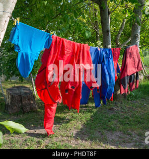 Klamotten Online im Garten Stockfoto