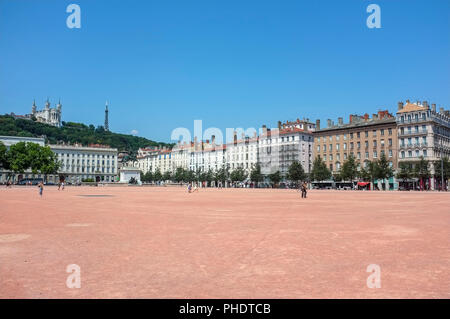 Place Bellecour mit der Basilika Notre-Dame de Fourvière im Hintergrund auf dem Hügel, in Lyon, Frankreich. Stockfoto