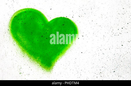 Grüne Herz auf Beton Wand Stockfoto