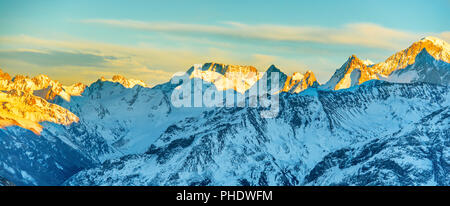 Panorama der Berggipfel bei Sonnenuntergang Stockfoto