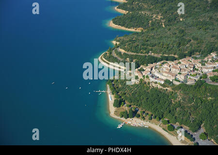 LUFTAUFNAHME. Dorf Sainte-Croix-du-Verdon mit Blick auf den Sainte-Croix-See, einem Stausee im Verdon-Tal. Alpes-de-Haute-Provence, Frankreich. Stockfoto