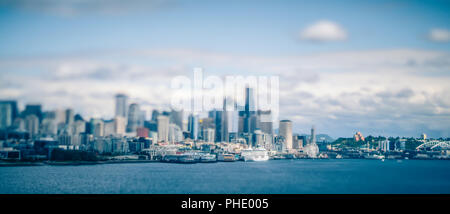 Hafen von Seattle und Piers und Umgebung an einem sonnigen Tag Stockfoto