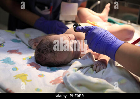 Die ersten Minuten des Lebens des neugeborenen Mädchens Stockfoto