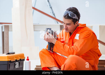 Auftragnehmer Arbeiten auf Laminat Holzboden Stockfoto