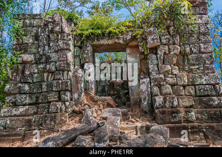 Ein prasat linga Tempel Teil der Koh Ker Komplex von Reliquien. Kambodscha. Das Linga ist der große Stein in der Mitte. Stockfoto