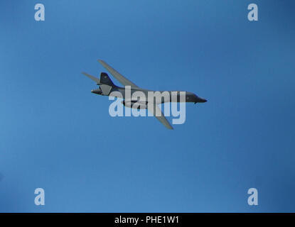 A B-1B Lancer zieht aus Ellsworth AFB 15. Oktober 2010. Die größte Nutzlast von sowohl Geführte und ungeführte Waffen in der Air Force Inventar, die multi-mission B-1 ist das Rückgrat der amerikanischen Bomber mit großer Reichweite. Stockfoto