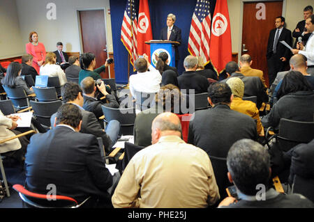 Us-Außenminister John Kerry Adressen USA und tunesischen Journalisten während einer Pressekonferenz auf der US-Botschaft in Tunis, Tunesien, Jan. 18, 2014. Stockfoto