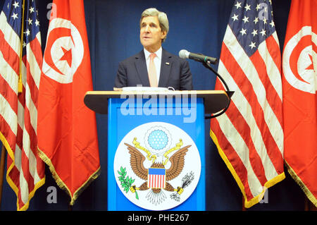 Us-Außenminister John Kerry eine Nachrichten Konferenz an der US-Botschaft in Tunis, Tunesien betreibt, am 18. Februar 2014.