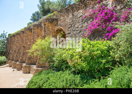 Stein Spalten in den Kolonnaden des Park Güell Stockfoto