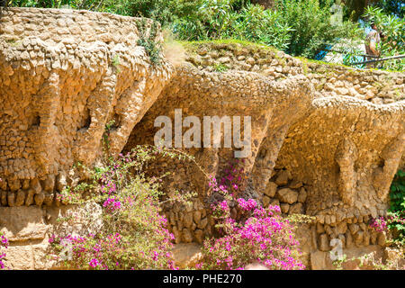 Stein Spalten in den Kolonnaden des Park Güell Stockfoto