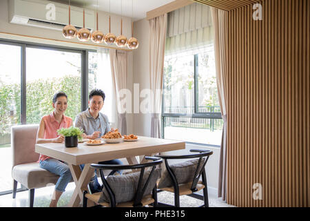 Paare, die gemeinsam essen Stockfoto