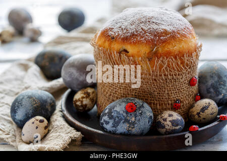 Schöne traditionelle Ostern Kuchen und bunte Eier. Stockfoto